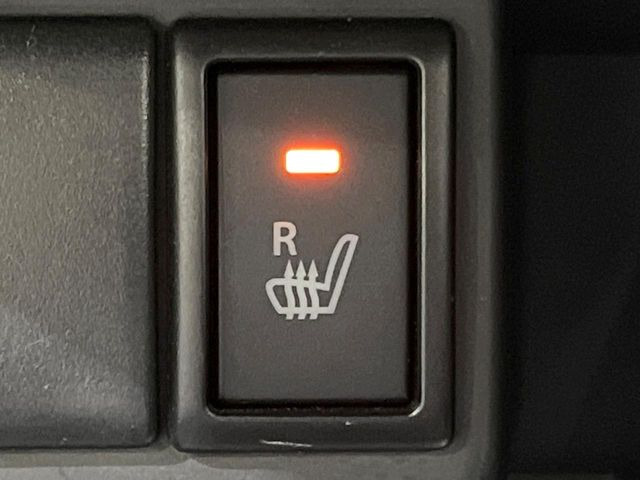 【シートヒーター】寒い日に重宝するシートヒーター!エアコンより早く温まってくれるので寒がりの人も安心ですね♪エアコンの温風は乾燥するから苦手、という方にもをおすすめです。