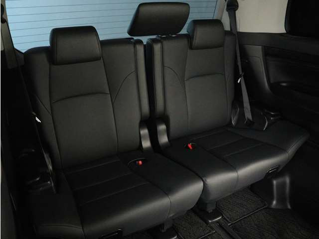サードシートも広々とした空間をご用意しております!シートアレンジにて、快適スペースを作ることも可能となっております!アレンジパターンも豊富で、様々なシーンにご利用いただけます!