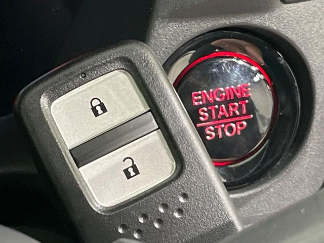 �yHonda�X�}�[�g�L�[�z�J�o����|�P�b�g�ɓ��ꂽ�܂܂ł��h�A�̎{���E�������\�ȃX�}�[�g�L�[�𑕔��B�G���W���̃I���E�I�t�����J�M�����o���K�v����������Ƃ��Ă��֗��ł���