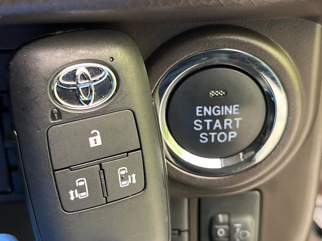 【スマートキー】カバンやポケットに入れたままでもドアの施錠・解錠が可能なスマートキーを装備。エンジンのオン・オフ時もカギを取り出す必要が無いからとっても便利です♪