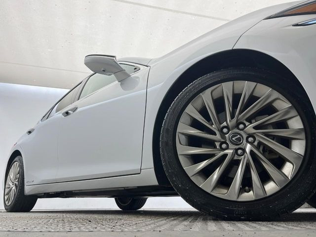 【純正○○インチアルミホイール】外観にマッチした純正アルミホイールを装着しております。各種社外アルミホイールや、スタッドレスタイヤも取扱いしております。是非ご相談ください♪