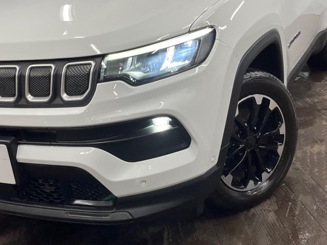 ●LEDヘッドライト:夜間走行時も良好な視界を確保し安心して運転できる高輝度LEDヘッドライトを装備!点灯速度が早く、消費電力も抑えられています。