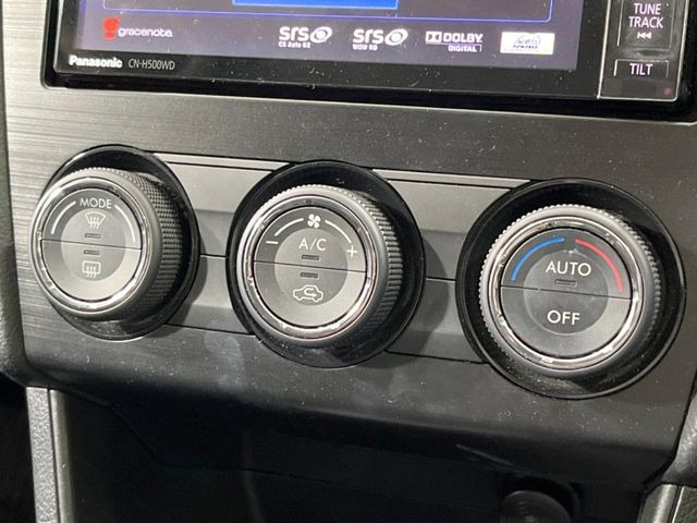 【オートエアコン】一度お好みの温度に設定すれば、車内の温度を検知し風量や温度を自動で調整。暑い…寒い…と何度もスイッチ操作をする必要はありません。快適な車内空間には必須の機能ですね♪