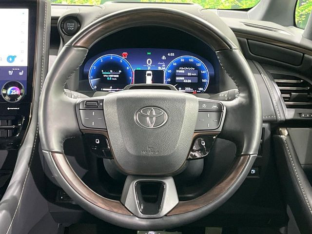 【ウッドコンビステアリング】高級感ある木目調パーツを採用した手に良く馴染むコンビハンドル。運転席廻りの雰囲気も一気に豪華になります!