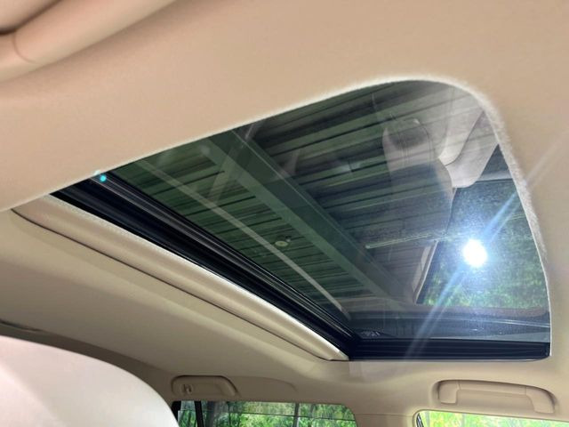 【サンルーフ】開放感たっぷりの希少装備、サンルーフが装着されています!車内に明かりを取り入れたり景色を楽しむ以外にも、車内の空気も簡単に換気できて快適です!