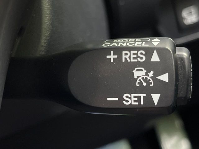 【レーダークルーズコントロール】高速道路での長距離走行が楽に!!自動で速度を保つクルーズコントロールが、衝突軽減システムと連携し、前方の車両を感知して車間を保つように速度調節してくれます!!