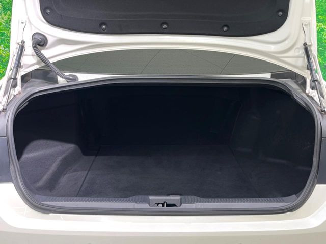 積み下ろしのしやすいデッキにはたっぷりと荷物を積み込んでいただけます。遊びから仕事まで、様々なシーンで頼れます♪