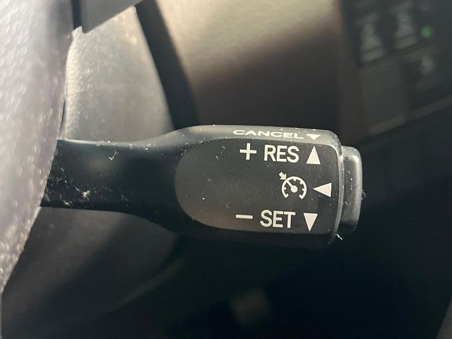 【クルーズコントロール】高速道路もラクラク走行。アクセルを離しても一定速度で走行ができ、長距離運転時の負担を軽減!加速・減速も簡単なスイッチ操作で調整できます。