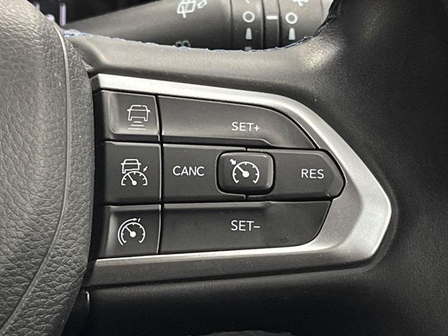 ●レーダークルーズコントロール:前の車との車間距離を一定にとりつつ、一定速度で自動走行してくれる次世代のクルーズコントロール!主に高速道路や自動車専用道路で使用する便利な機能です!