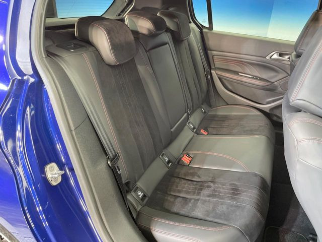 ●後部座席も気になるようなキズ・汚れやへたり等、大きなダメージはなく、良好な状態です。