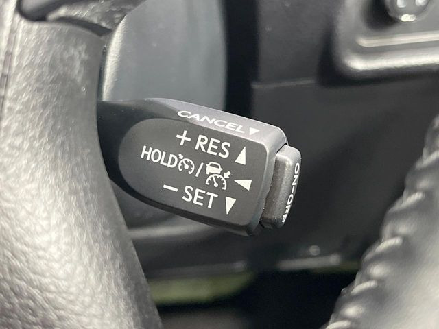 【レーダークルーズコントロール】高速道路での長距離走行が楽に!!自動で速度を保つクルーズコントロールが、衝突軽減システムと連携し、前方の車両を感知して車間を保つように速度調節してくれます!!