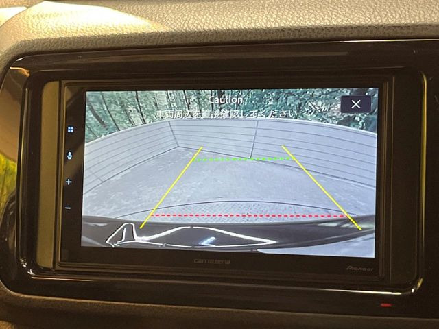 【バックカメラ】駐車時に後方がリアルタイム映像で確認できます。大型商業施設や立体駐車場での駐車時や、夜間のバック時に大活躍!運転スキルに関わらず、今や必須となった装備のひとつです!
