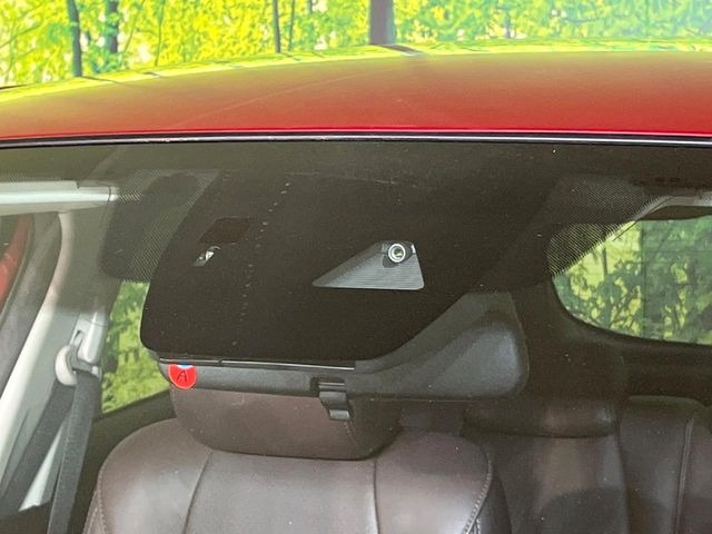 【スマートシティブレーキサポート】低速走行中に前方の車両等を認識し、衝突しそうな時は警報とブレーキで衝突回避と被害軽減をアシスト。より安全にドライブをお楽しみいただけます。