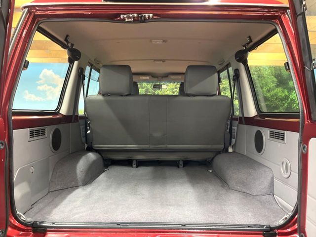 ���i�̂���������ʋ΁A���}���ɏ\���ȉ׎��X�y�[�X���m�ۂ��Ă���܂��B�Z�J���h�V�[�g��|���ƁA�傫�ȉו��̐ύڂ��\�ł���