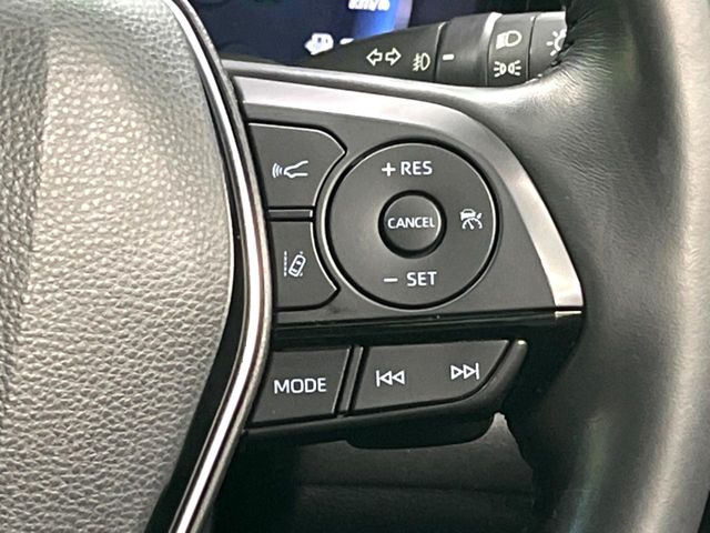 【レーダークルーズコントロール】高速道路での長距離走行が楽に!!自動で速度を保つクルーズコントロールが、衝突軽減システムと連携し、前方の車両を感知して車間を保つように速度調節してくれます!!