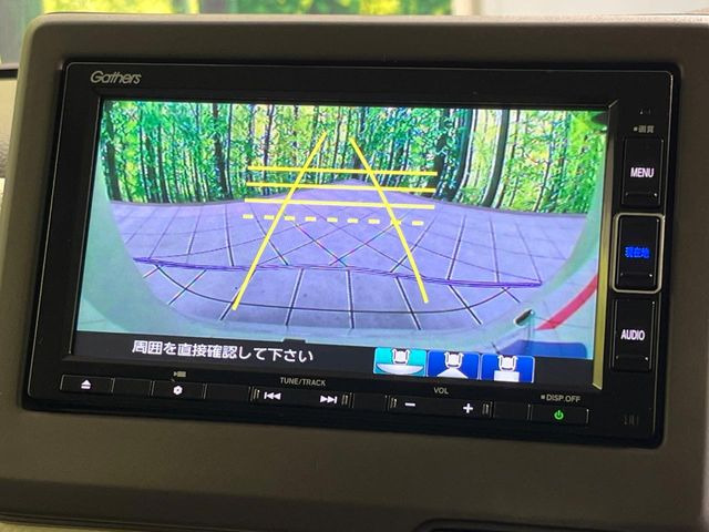 【バックカメラ】駐車時に後方がリアルタイム映像で確認できます。大型商業施設や立体駐車場での駐車時や、夜間のバック時に大活躍!運転スキルに関わらず、今や必須となった装備のひとつです!