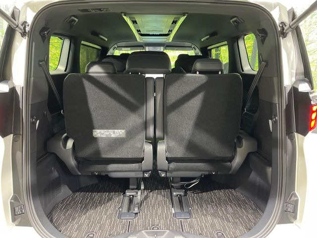 普段のお買い物や通勤、送迎等に十分な荷室スペースを確保しております。セカンドシートを倒すと、大きな荷物の積載も可能です♪