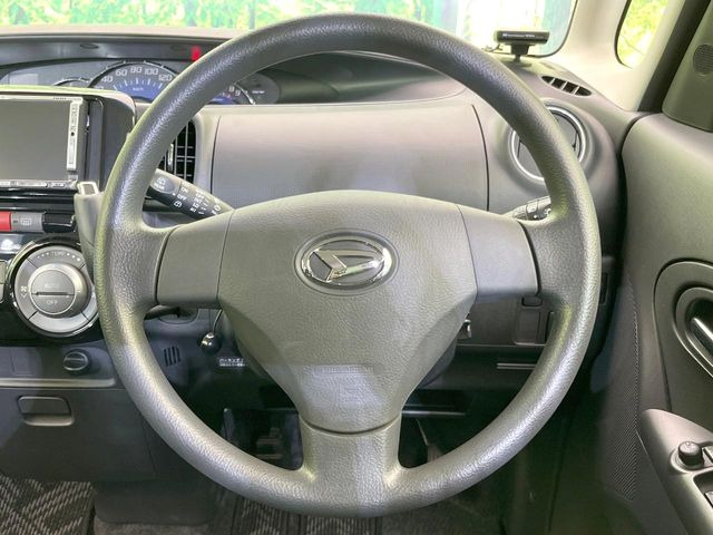 �C���e���A�ɍ��킹���f�U�C���̃X�e�A�����O�́A�^�]�������̂��Ƃ��l���A�^�]���₷���`��A�傫���ł��B�����x�A���ۂɐG���Ă��m���߂��������B