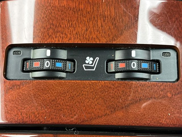 【シートベンチレーション】夏場は涼しい風でお尻や背中の熱やムレを防ぎ、冬はエアコンよりも早く温まってポカポカに!季節を問わず快適に過ごせます。