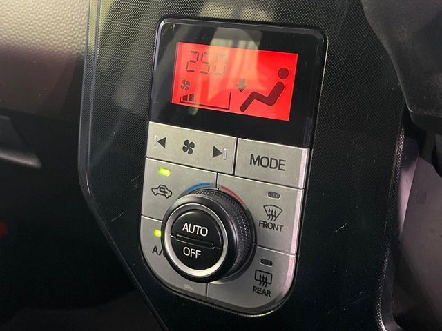 【オートエアコン】一度お好みの温度に設定すれば、車内の温度を検知し風量や温度を自動で調整。暑い…寒い…と何度もスイッチ操作をする必要はありません。快適な車内空間には必須の機能ですね♪