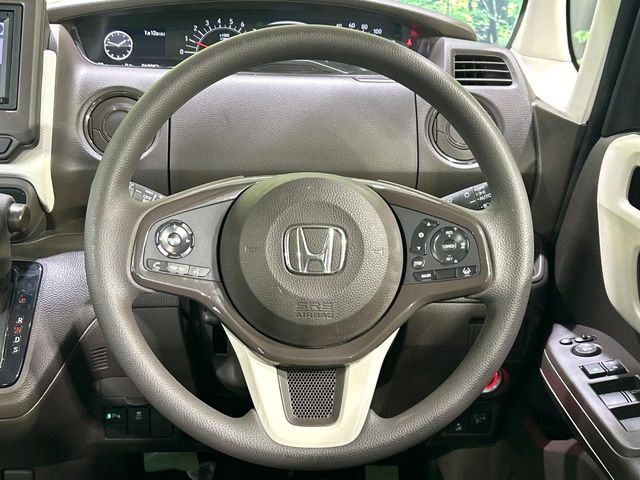 �C���e���A�ɍ��킹���f�U�C���̃X�e�A�����O�́A�^�]�������̂��Ƃ��l���A�^�]���₷���`��A�傫���ł��B�����x�A���ۂɐG���Ă��m���߂��������B