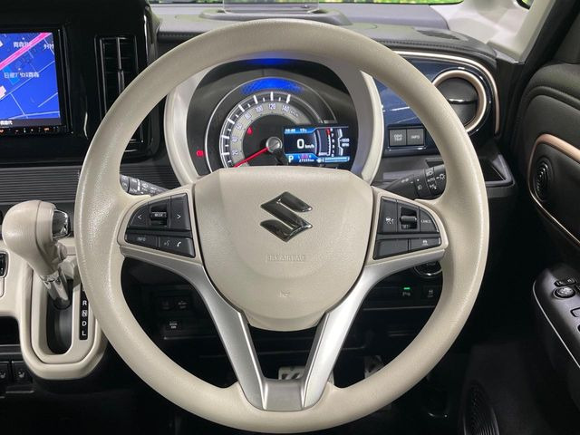 �C���e���A�ɍ��킹���f�U�C���̃X�e�A�����O�́A�^�]�������̂��Ƃ��l���A�^�]���₷���`��A�傫���ł��B�����x�A���ۂɐG���Ă��m���߂��������B