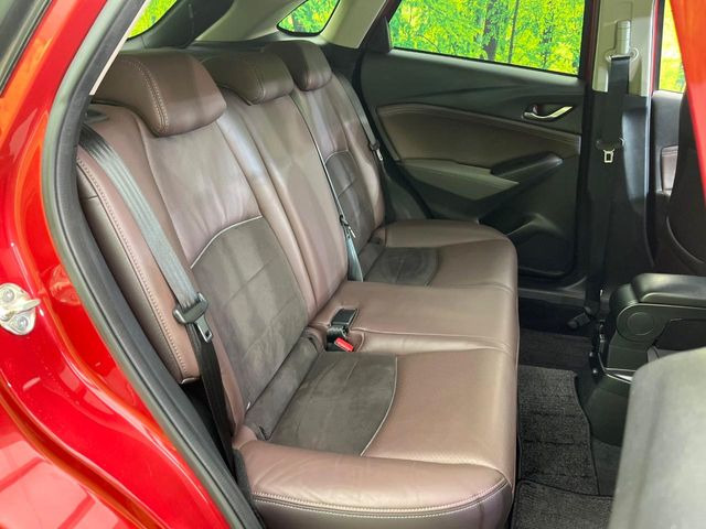 後部座席も気になるようなキズ・汚れやへたり等、大きなダメージはなく、良好な状態です。