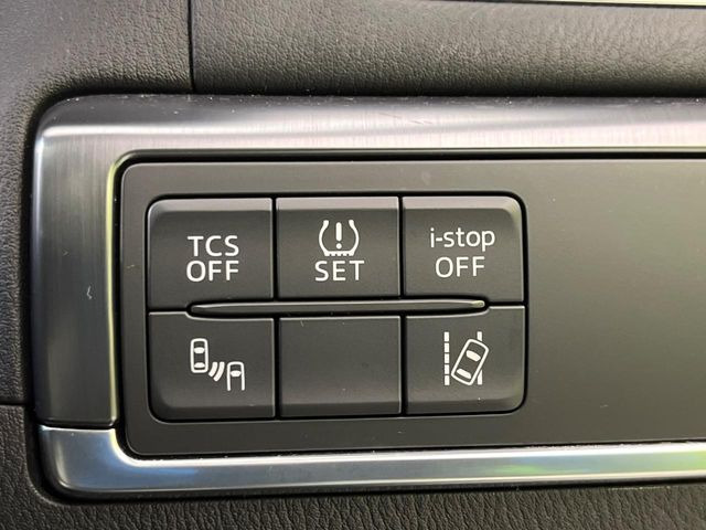 【ブラインドスポットモニタリング】走行中、ドアミラーの死角になりやすい箇所に後続車が接近するとサイドミラー付近に警告を表示、ドライバーに注意喚起をしてくれます。