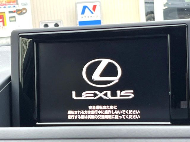 【メーカー純正ナビ】インテリアに溶け込むスタイリッシュな「専用設計」メーカーナビを装備♪視認性や操作性など基本性能にも優れ、より上質なカーライフをお楽しみいただけます。