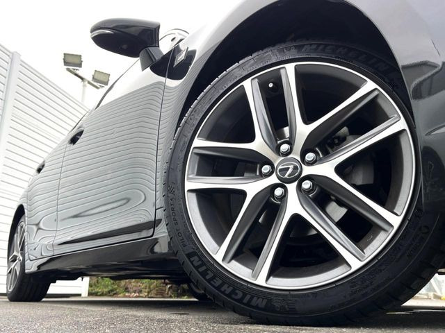 【純正17インチアルミホイール】外観にマッチした純正アルミホイールを装着しております。各種社外アルミホイールや、スタッドレスタイヤも取扱いしております。是非ご相談ください♪