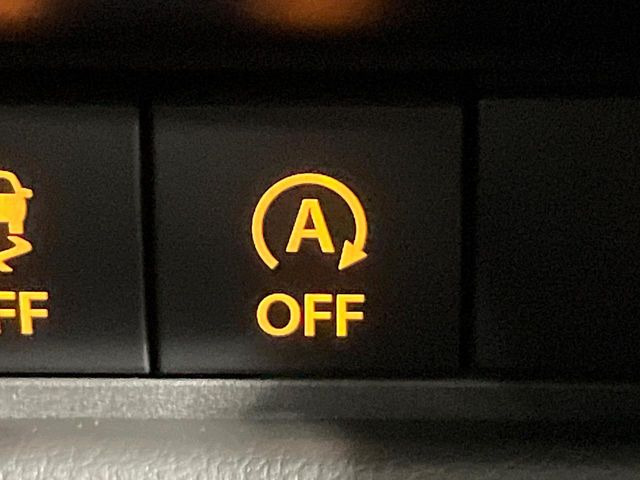 【アイドリングストップ】赤信号や渋滞で停車した際にエンジンを停止し、無駄な燃料の消費を抑えます。燃費向上や環境保護につなげる機能♪エンジンはブレーキを離せば再始動します。