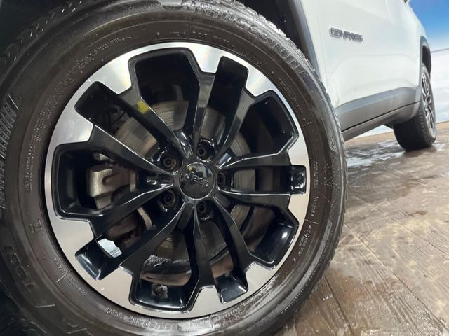 ●純正17インチアルミホイール:輸入車ならではの卓越した走りを支えるホイールと足回りです!日本車の走りに慣れている方にもぜひ体感して頂きたいほど、高いレベルでまとまっています!