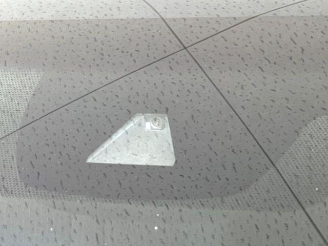 【トヨタセーフティセンス】走行中に前方の車両等を認識し、衝突しそうな時は警報とブレーキで衝突回避と被害軽減をアシスト。より安全にドライブをお楽しみいただけます。