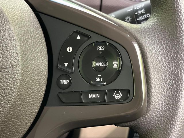 【アダプティブクルーズコントロール】高速道路での長距離走行が楽に!!自動で速度を保つクルーズコントロールが、衝突軽減システムと連携し、前方の車両を感知して車間を保つように速度調節してくれます!!