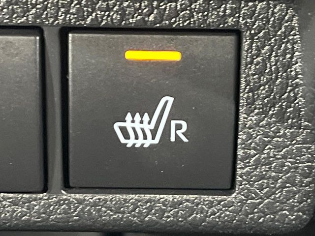 【シートヒーター】寒い日に重宝するシートヒーター!エアコンより早く温まってくれるので寒がりの人も安心ですね♪エアコンの温風は乾燥するから苦手、という方にもをおすすめです。