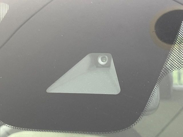 【エマージェンシーブレーキ】走行中に前方の車両等を認識し、衝突しそうな時は警報とブレーキで衝突回避と被害軽減をアシスト。より安全にドライブをお楽しみいただけます。