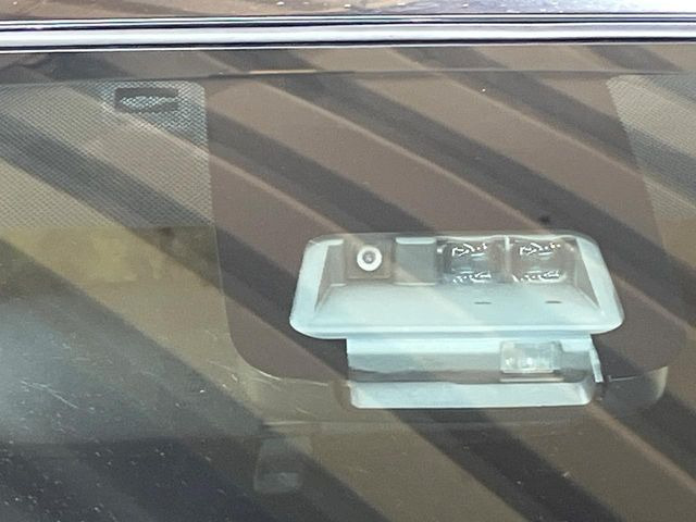 【トヨタセーフティセンス】走行中に前方の車両等を認識し、衝突しそうな時は警報とブレーキで衝突回避と被害軽減をアシスト。より安全にドライブをお楽しみいただけます。