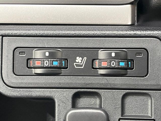 【シートベンチレーション】夏場は涼しい風でお尻や背中の熱やムレを防ぎ、冬はエアコンよりも早く温まってポカポカに!季節を問わず快適に過ごせます。