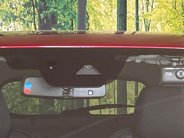 �y�X�}�[�g�u���[�L�T�|�[�g�z���s���ɑO���̎ԗ�����F�����A�Փ˂������Ȏ��͌x��ƃu���[�L�ŏՓˉ���Ɣ�Q�y�����A�V�X�g�B�����S�Ƀh���C�u�����y���݂��������܂��B