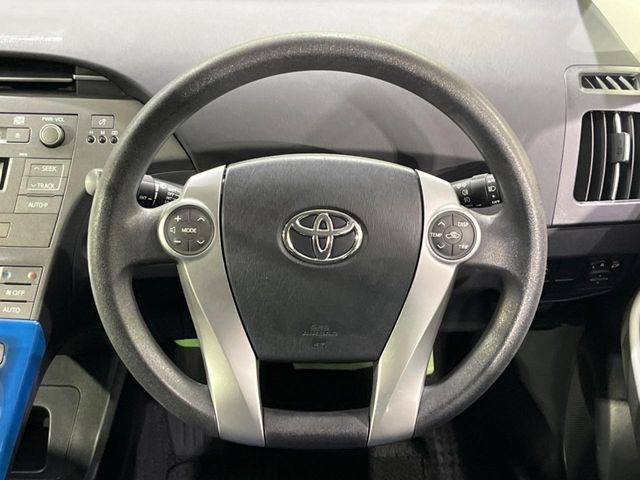 �C���e���A�ɍ��킹���f�U�C���̃X�e�A�����O�́A�^�]�������̂��Ƃ��l���A�^�]���₷���`��A�傫���ł��B�����x�A���ۂɐG���Ă��m���߂��������B