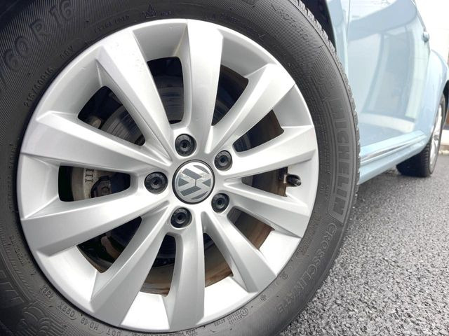 ●純正16インチアルミホイール:輸入車ならではの卓越した走りを支えるホイールと足回りです!日本車の走りに慣れている方にもぜひ体感して頂きたいほど、高いレベルでまとまっています!