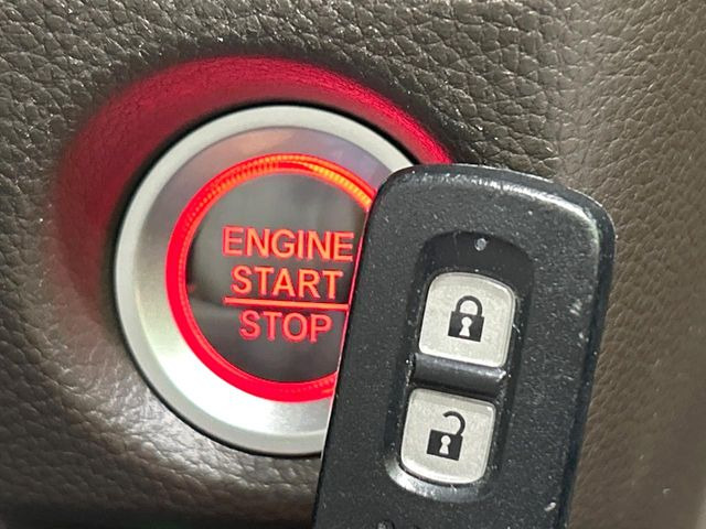 �yHonda�X�}�[�g�L�[�z�J�o����|�P�b�g�ɓ��ꂽ�܂܂ł��h�A�̎{���E�������\�ȃX�}�[�g�L�[�𑕔��B�G���W���̃I���E�I�t�����J�M�����o���K�v����������Ƃ��Ă��֗��ł���