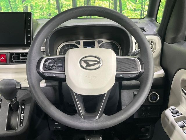 インテリアに合わせたデザインのステアリングは、運転される方のことも考え、運転しやすい形状、大きさです。是非一度、実際に触ってお確かめください。