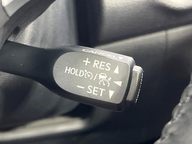 【レーダークルーズコントロール】高速道路での長距離走行が楽に!!自動で速度を保つクルーズコントロールが、衝突軽減システムと連携し、前方の車両を感知して車間を保つように速度調節してくれます!!