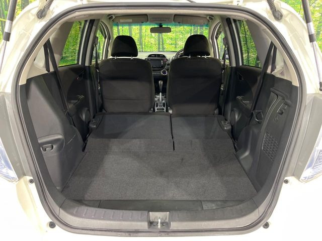 後席を格納すると、これだけの広さが!シーンに合わせたシートアレンジで、大きな荷物も積むことが出来ます♪
