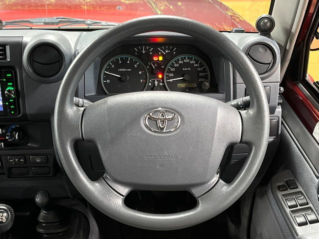 �C���e���A�ɍ��킹���f�U�C���̃X�e�A�����O�́A�^�]�������̂��Ƃ��l���A�^�]���₷���`��A�傫���ł��B�����x�A���ۂɐG���Ă��m���߂��������B