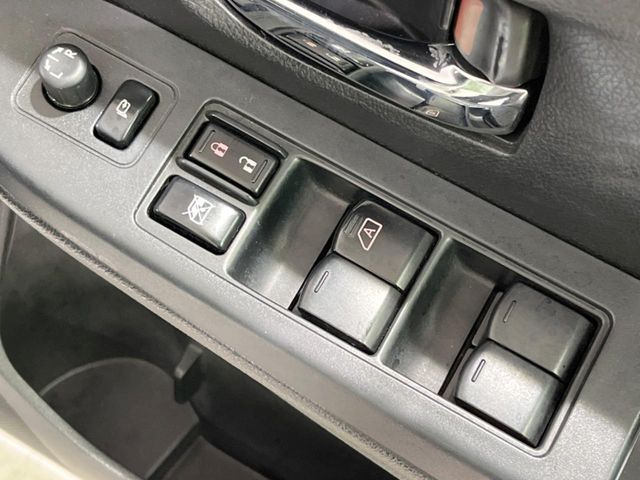 【電動格納ミラー】サイドミラーは電動格納式となっており、狭い駐車場でもキズがつくリスクを抑えられます。