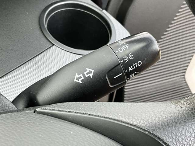 �y�I�[�g���C�g�z�ԊO�̖��邳�����m���āA�����I�Ƀw�b�h���C�g��_�����Ă���܂���g���l���𑖍s����ۂɂ��A�����I�ɓ_�����Ă���ĕ֗��ȑ�����1�ł���