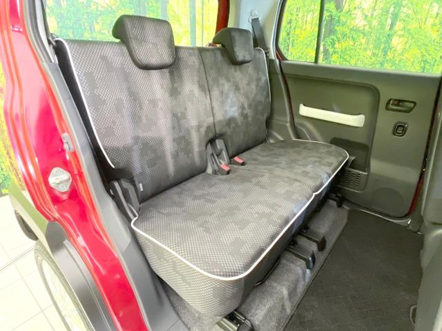 後部座席も気になるようなキズ・汚れやへたり等、大きなダメージはなく、良好な状態です。