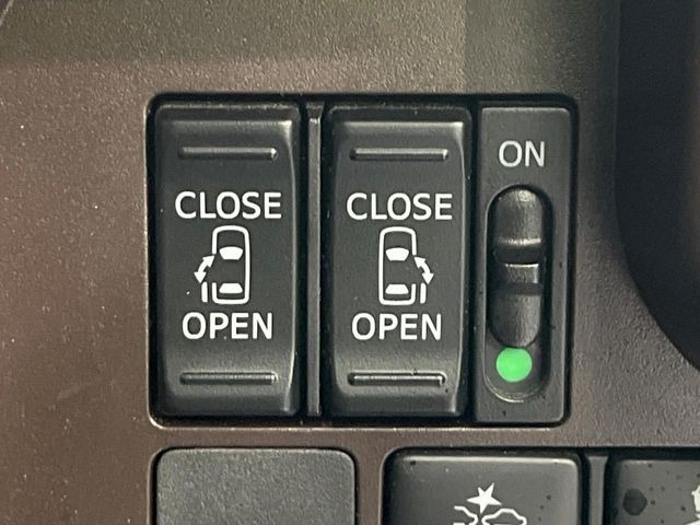 【両側パワースライドドア】スマートキーや運転席のスイッチで後席両側スライドドアの開閉が可能♪電動だから力を入れてドアを開ける必要が無く、小さなお子様でも簡単に開け閉めでき快適です♪